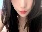 ベッドで自慰をする中国美女