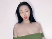 アジアの巨乳の女の子のダンス