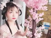 写真を撮るかわいい中国の女の子